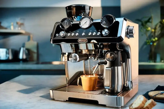 Machine à café Delonghi La Specialista, élégamment posée sur un comptoir de cuisine, avec une tasse d'espresso fraîchement préparée.